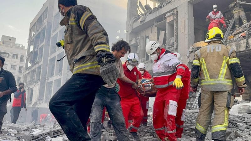 Teheran, 10 marzo: soccorsi sul luogo di un attacco aereo