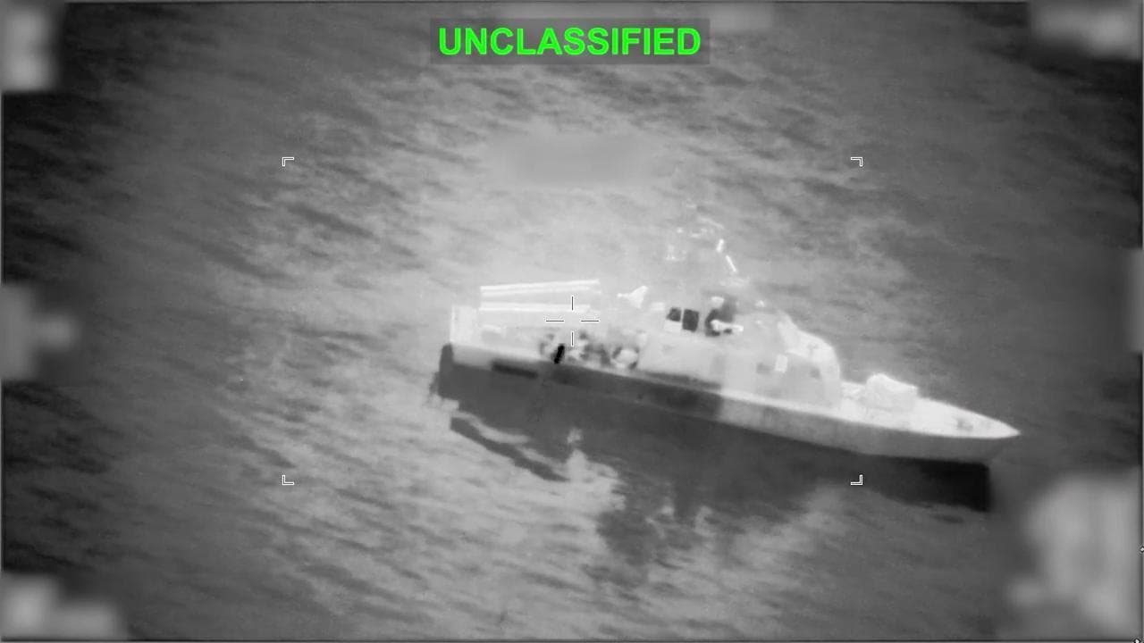 Stretto di Hormuz, il momento in cui viene fatta esplodere una nave iraniana posamine nella notte