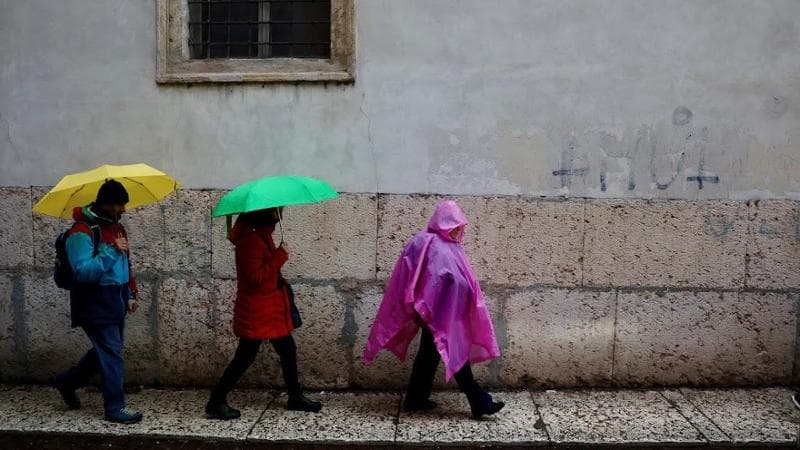 Turisti che camminano (REUTERS/Kevin Coombs)