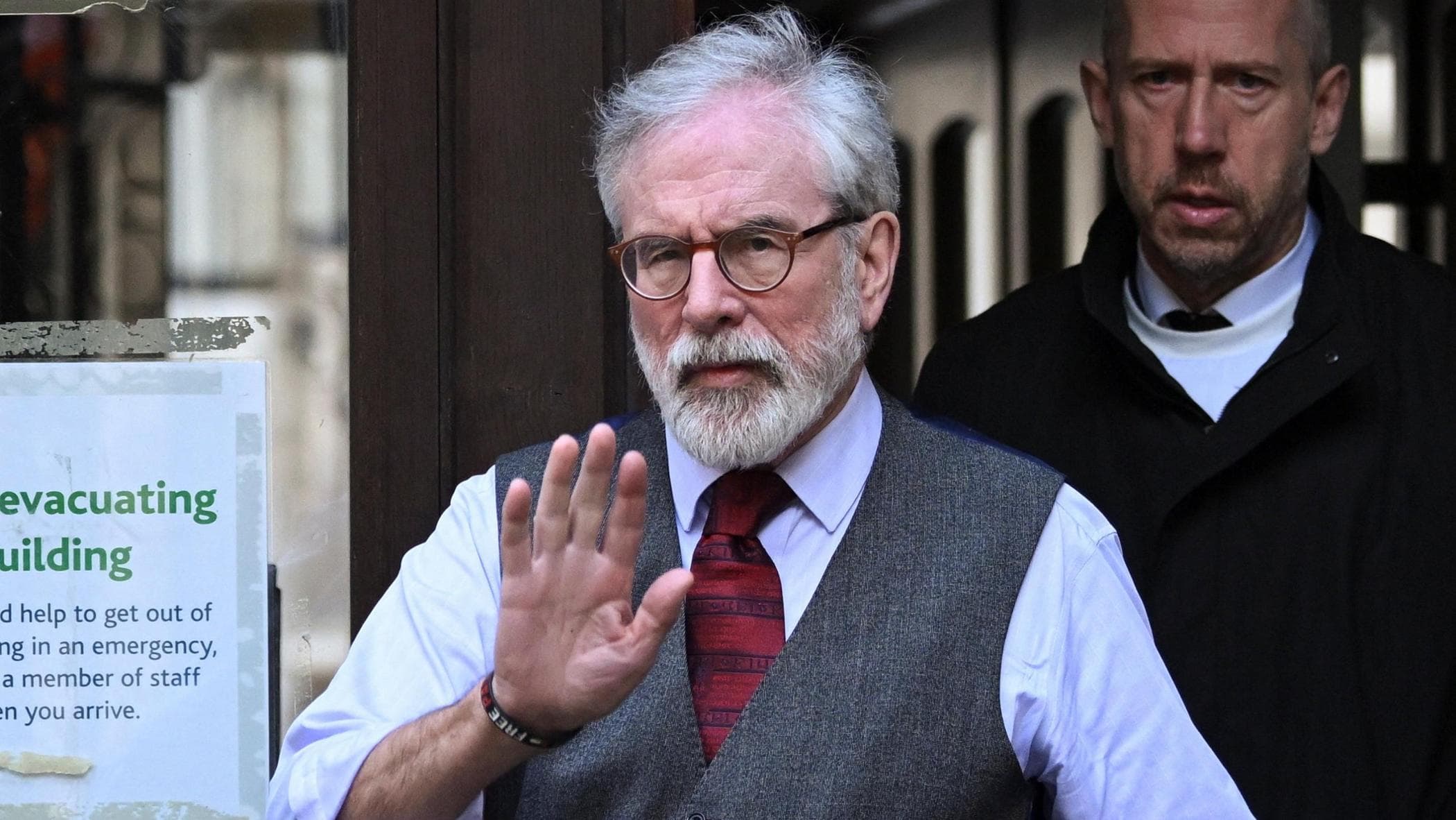 Gerry Adams in tribunale, causa civile simbolica da “1 sterlina” contro l’ex leader dello Sinn Fein