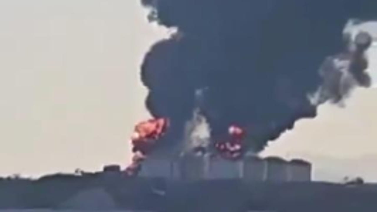 Oman, droni iraniani hanno colpito i serbatoi di carburante nel porto di Salalah