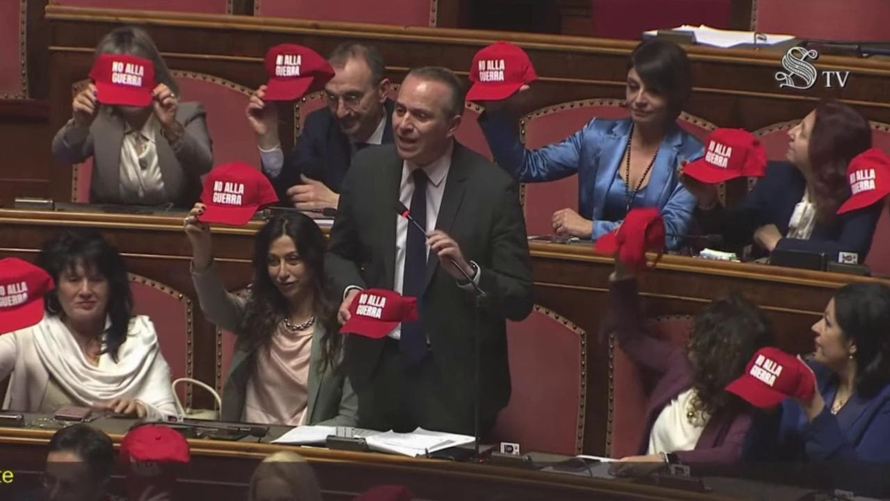 "No alla guerra", in Senato la protesta M5s con i cappellini in stile Maga: "Regalo per Meloni"