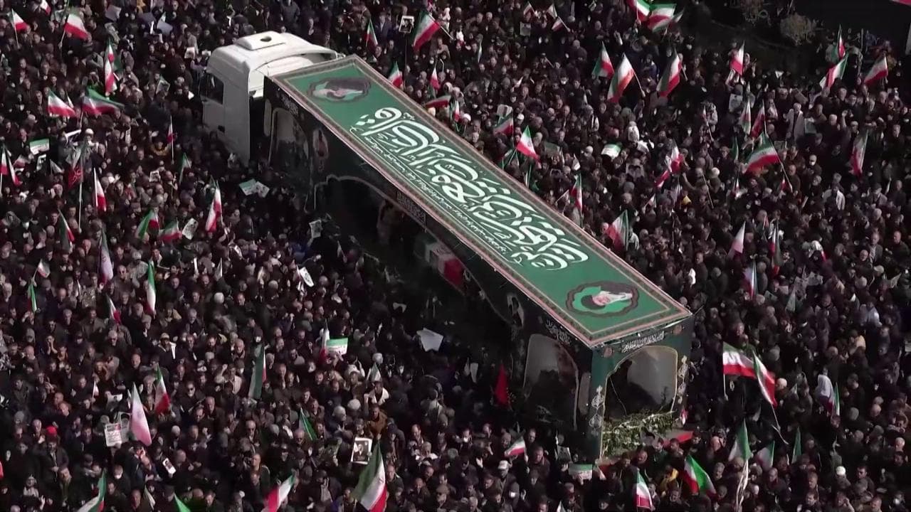 Teheran, migliaia di persone in piazza per i funerali dei vertici militari uccisi da Israele e Usa