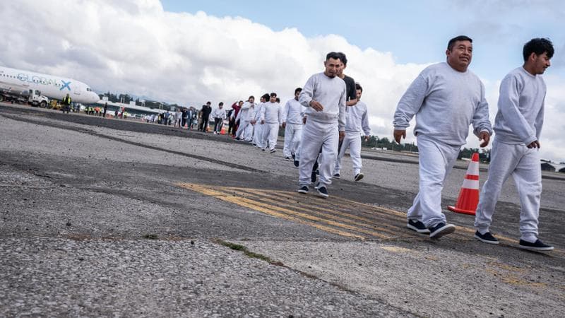 Un gruppo di uomini scende dall’aereo che li ha portati in Guatemala nell’ambito del programma di deportazione dei migranti illegali dell’Amministrazione Usa (Simona Carnino)