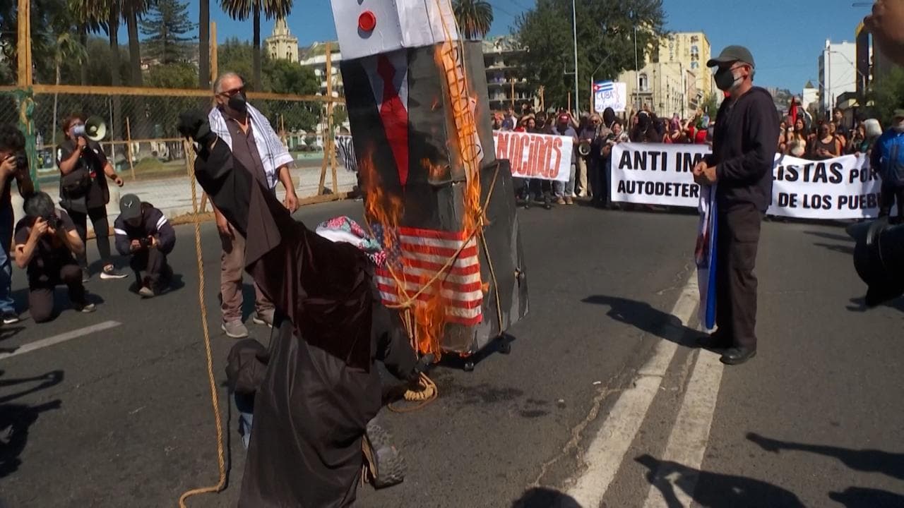 Cile, manifestazione contro il presidente Kast, nostalgico di Pinochet. Bruciato manichino di Trump