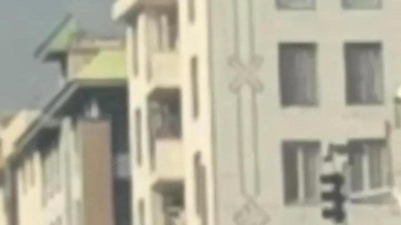 Teheran militarizzata, pattuglie armate nelle strade: “Il regime teme la gente più degli Usa"