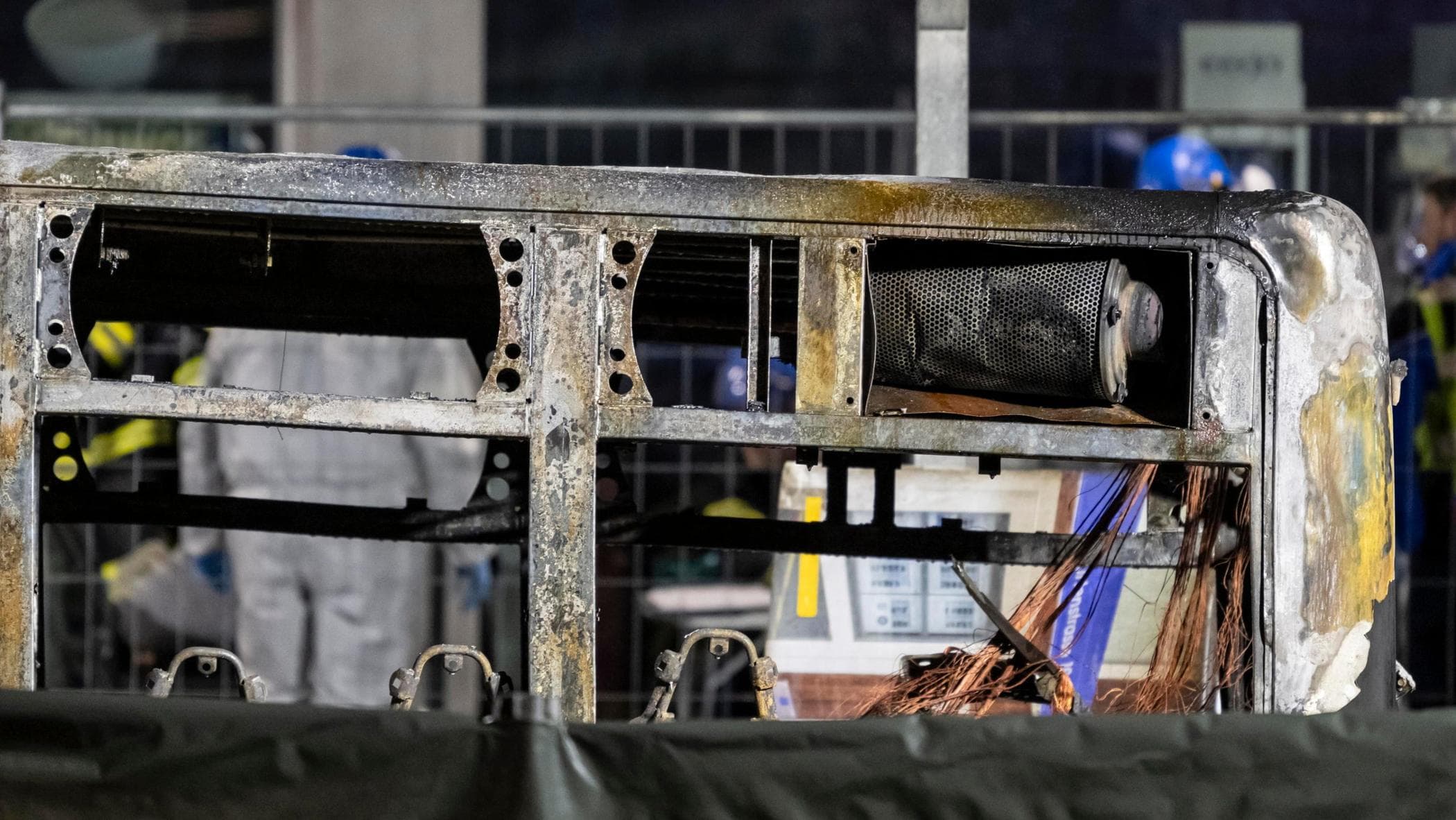 Il fuoco sul bus svizzero e le urla dei passeggeri: “Ho visto gente bruciare”