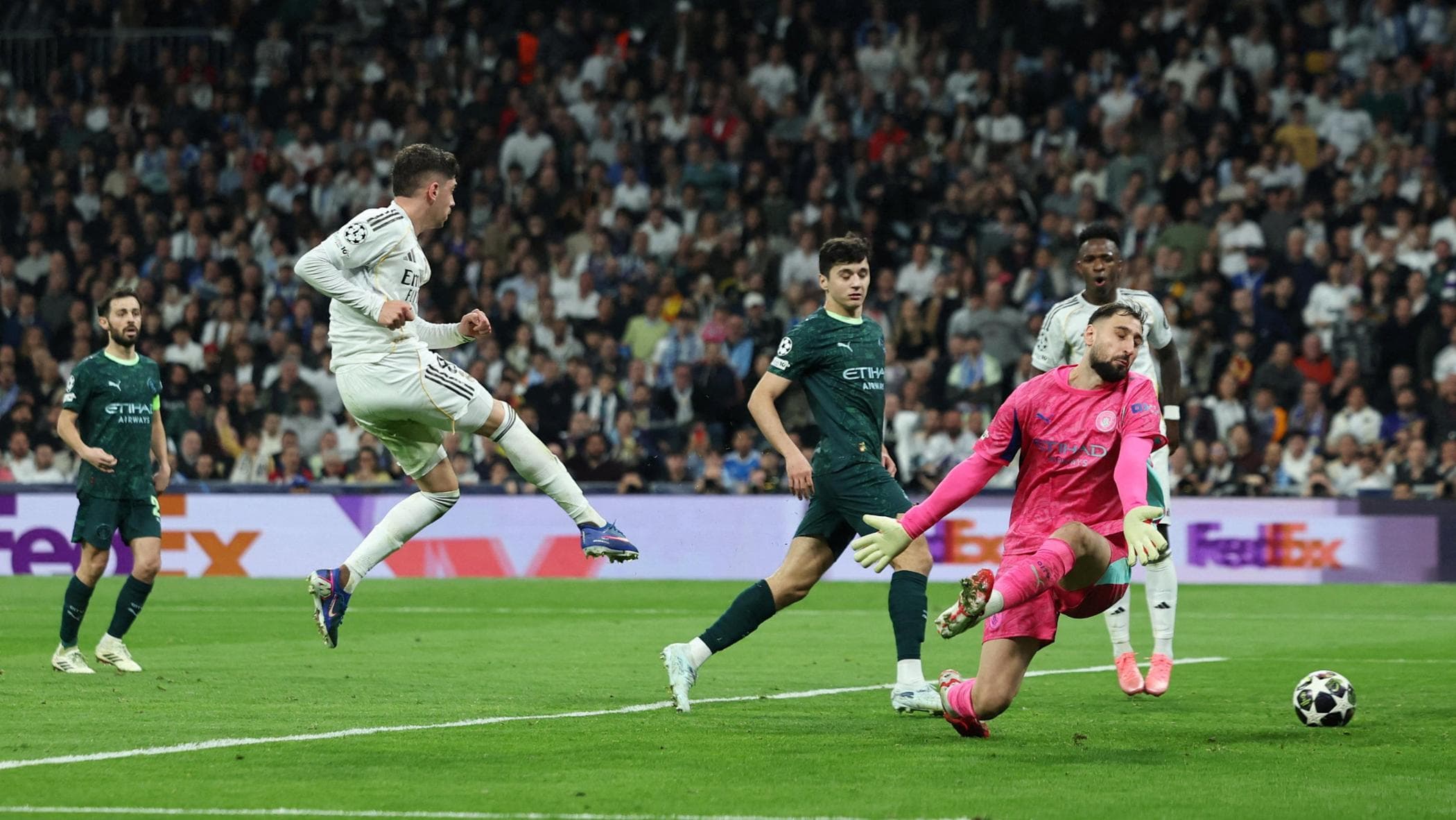 Valverde show, il Real Madrid dà una lezione al City: 3-0. Anche Psg e Bodø vicino ai quarti
