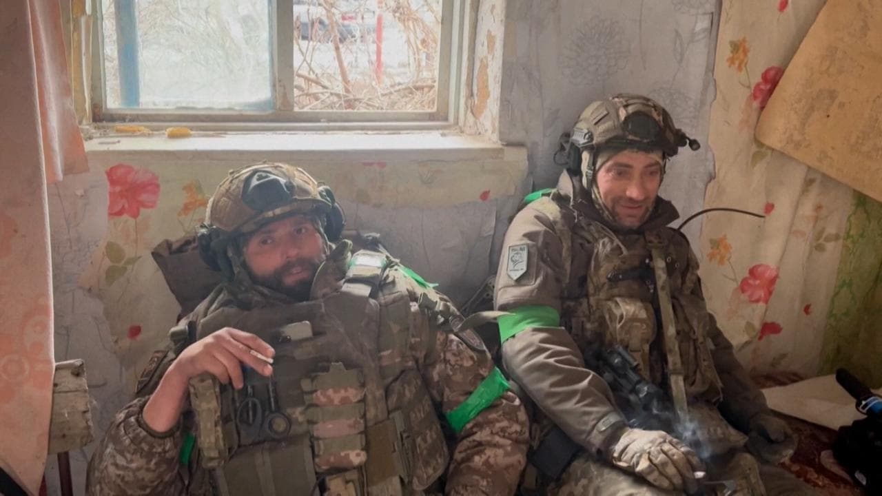 Ucraina, il cammino dei soldati al fronte: "Se cediamo qui il nemico andrà molto oltre"