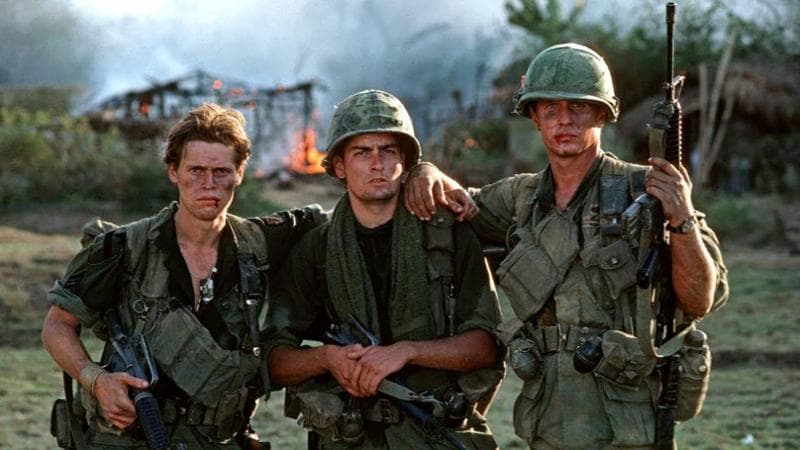 Willem Dafoe, Charlie Sheen e Tom Berenger sul set di "Platoon"