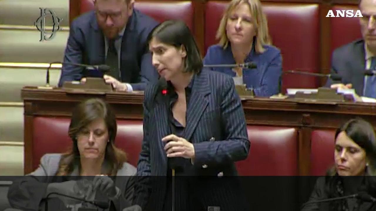 Schlein a Meloni: "Posi la clava, chi ci guarda merita uno spettacolo diverso"