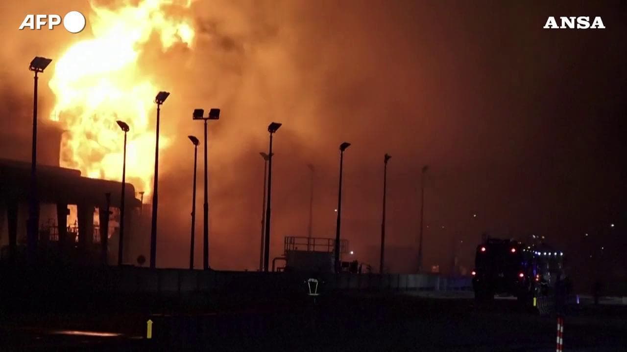 Medio Oriente, nuovi raid iraniani in Bahrein: in fiamme depositi di carburante