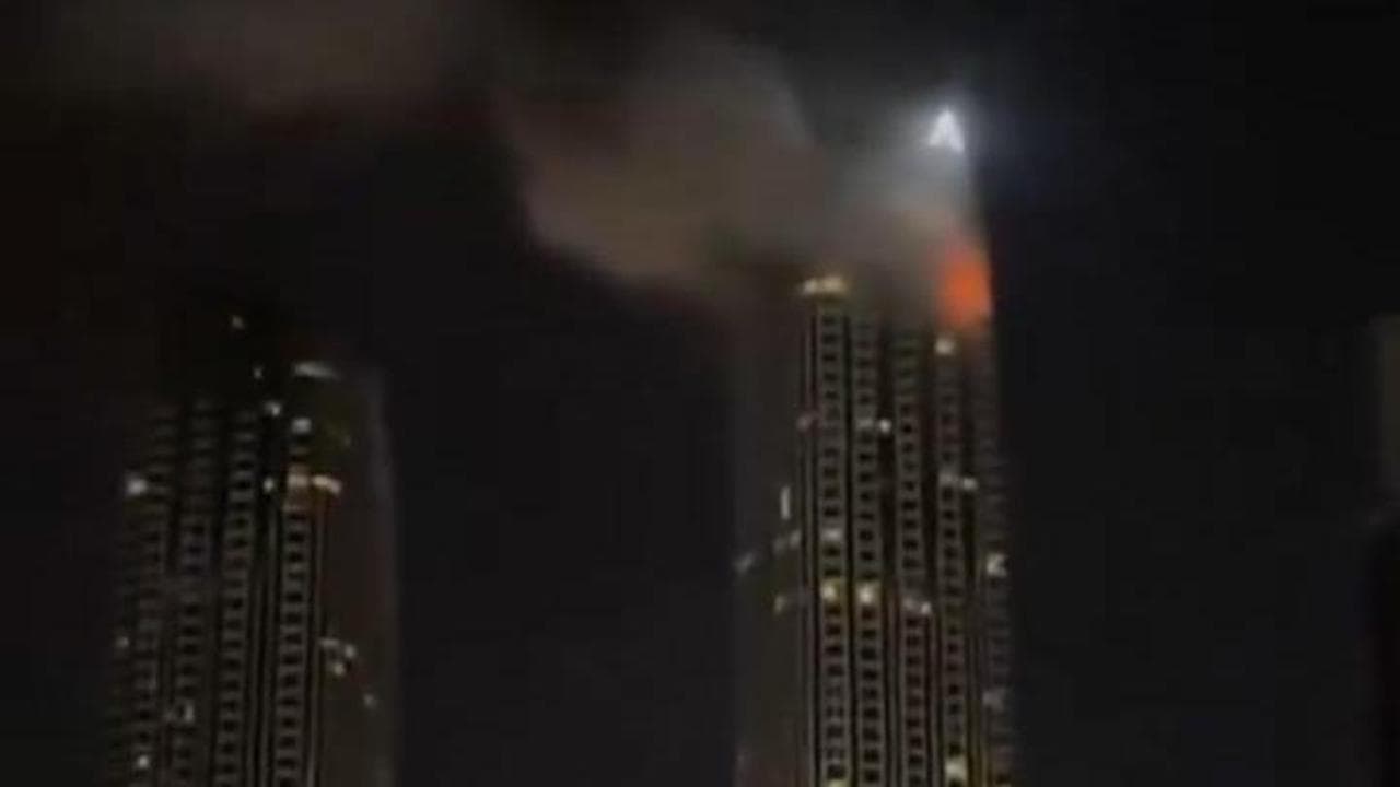 Medio Oriente, attacco iraniano con droni nella notte: incendio in un grattacielo di Dubai