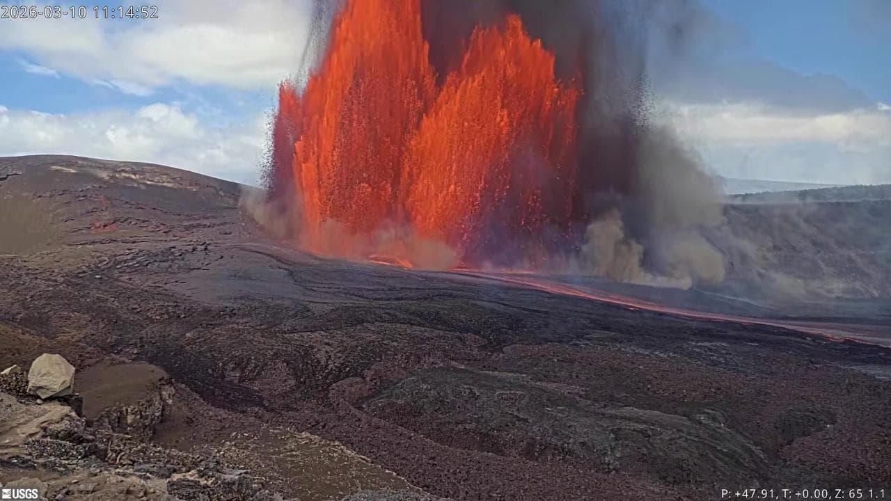 Hawaii, erutta il vulcano Kilauea: le fontane di lava superano i 300 metri di altezza