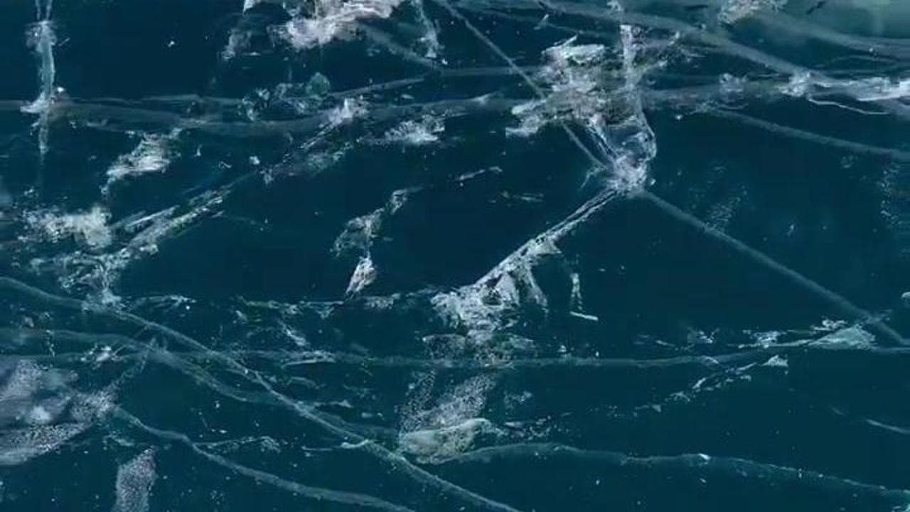 Siberia, la lastra cede sotto i piedi: l'escursionista rischia di cadere nel Lago Bajkal