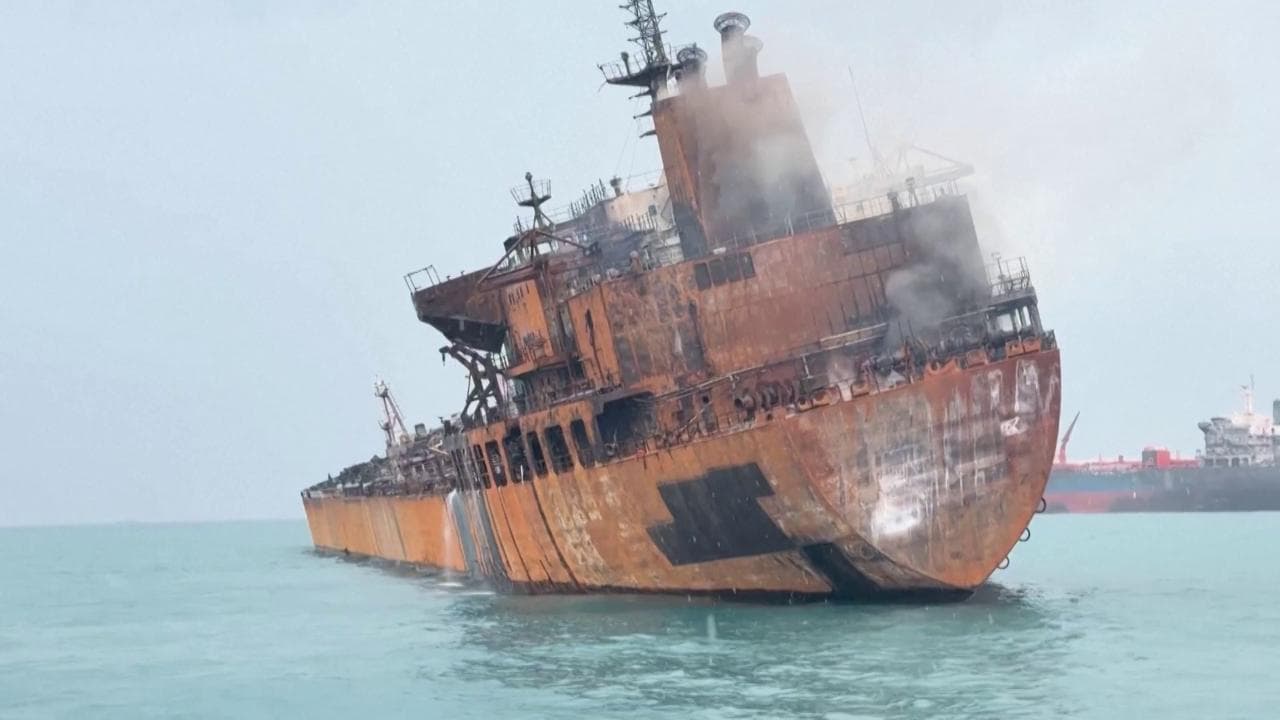 Attacco nel Golfo, petroliere danneggiate al largo di Bassora: le immagini dopo il rogo