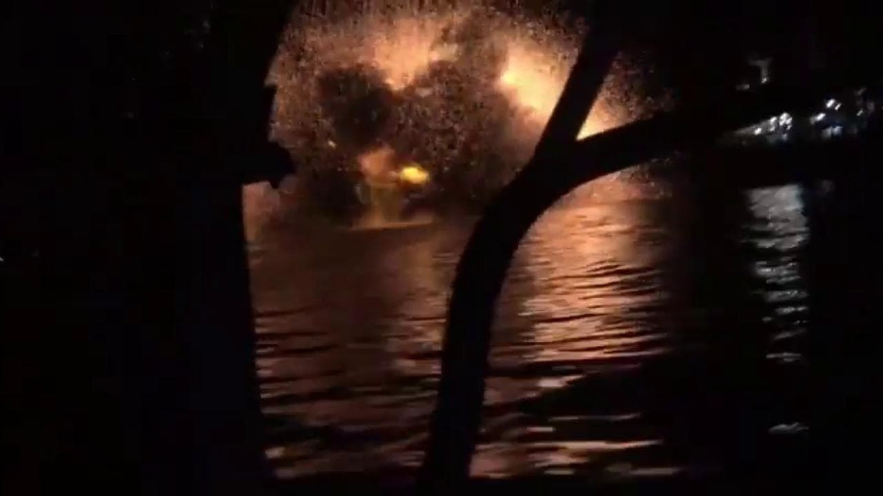 Golfo Persico, raid iraniano colpisce una petroliera: il momento dell'esplosione poi le fiamme