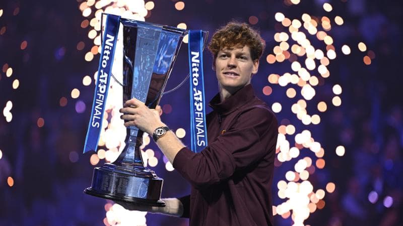 Jannik Sinner alza il trofeo vinto alle ultime Atp Finals di Torino. (Getty Images)