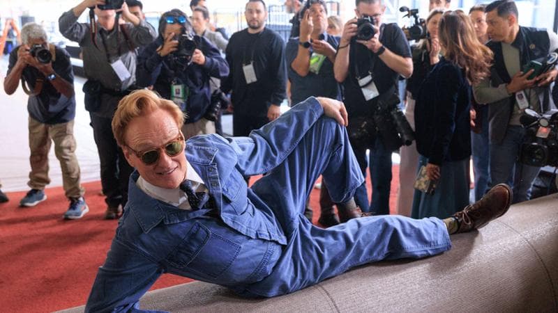 Il presentatore della 98a edizione degli Oscar, Conan O'Brien, stende il tappeto rosso