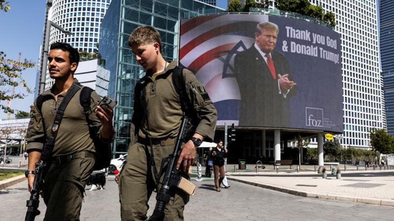 Tel Aviv (Israele), 12 marzo: soldati israeliani e sullo sfondo un manifesto con Donald Trump