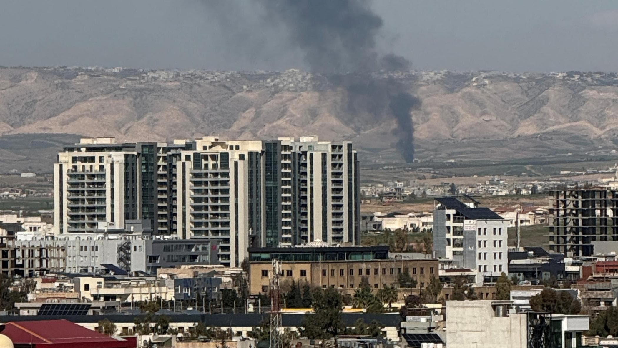 A Erbil, dopo l’attacco alla base degli italiani: colonne di fumo e paura