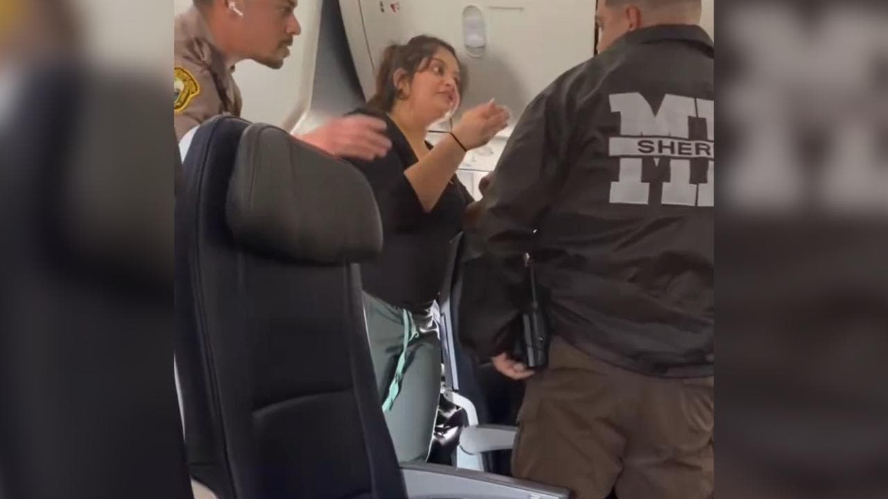 Stati Uniti: ascolta il video senza cuffie, espulsa dal volo tra gli applausi dei passeggeri