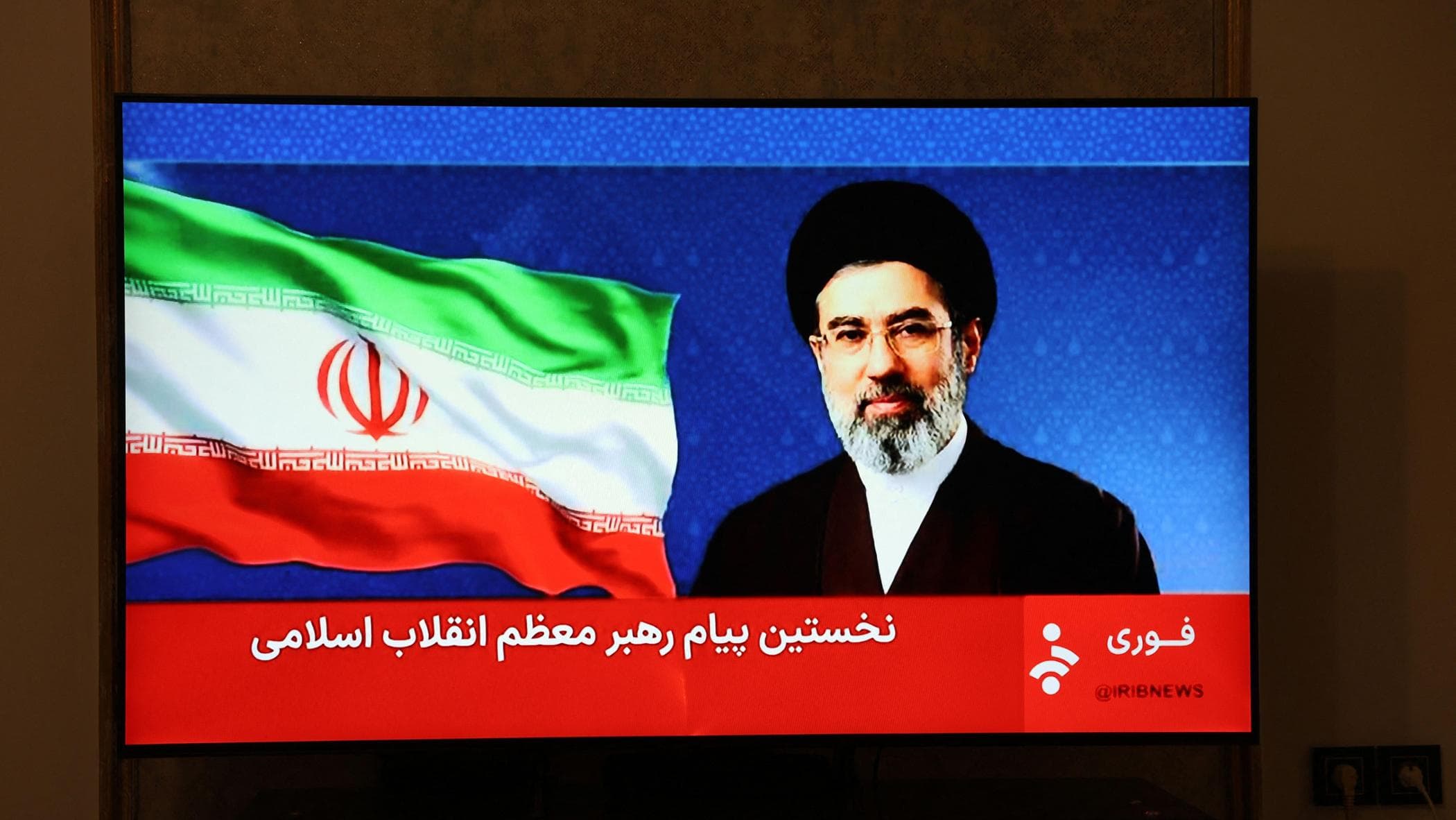 Iran, le parole di Khamenei: “Le basi Usa vanno eliminate e Hormuz resta bloccato”