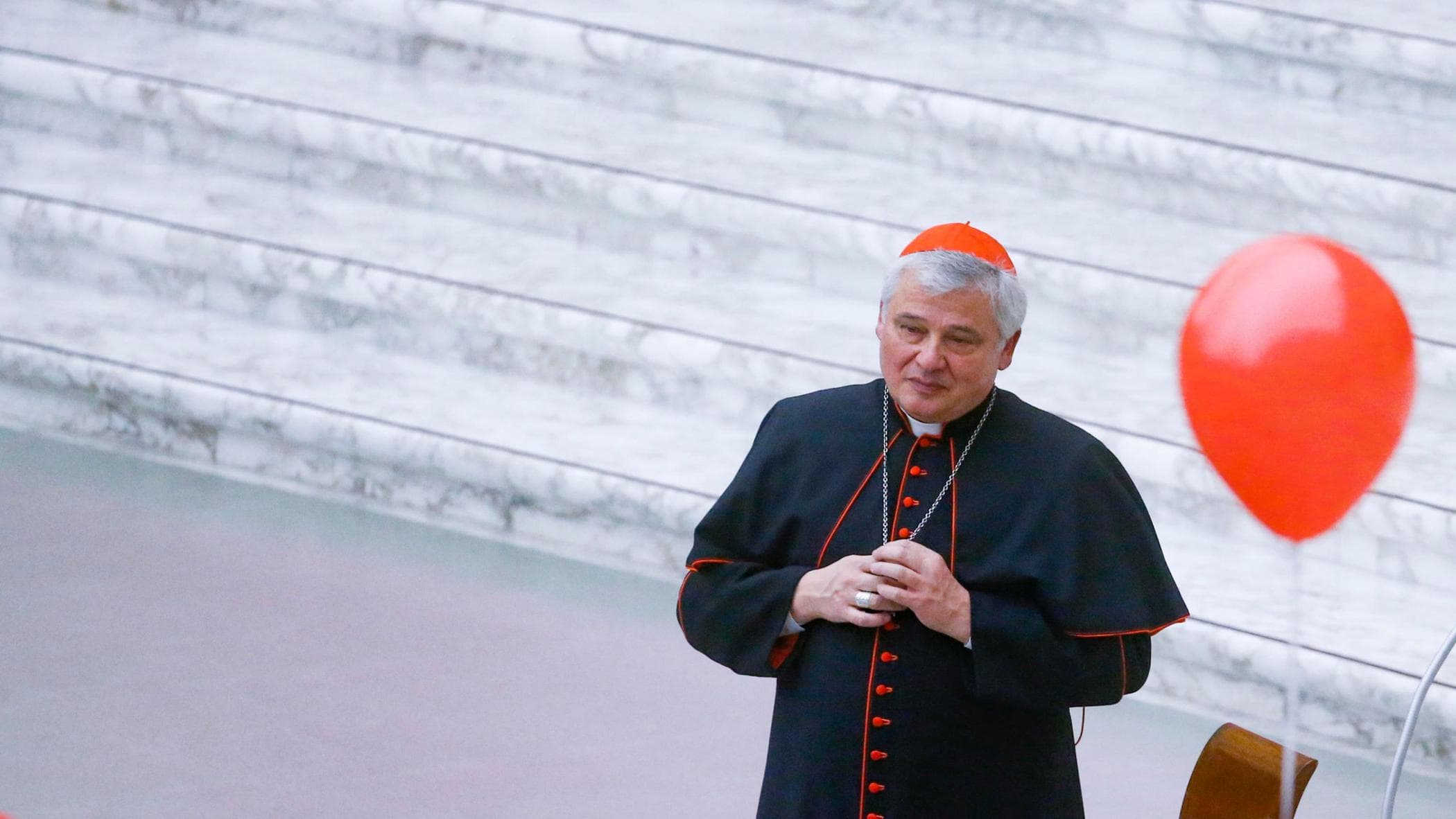 Via il cardinale dei poveri, l’elemosiniere di Francesco torna nella sua Polonia