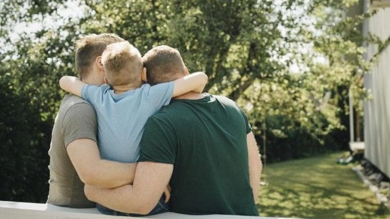 Adozione, il tribunale dei minori apre alle coppie gay unite civilmente: “Vietarla è discriminante”