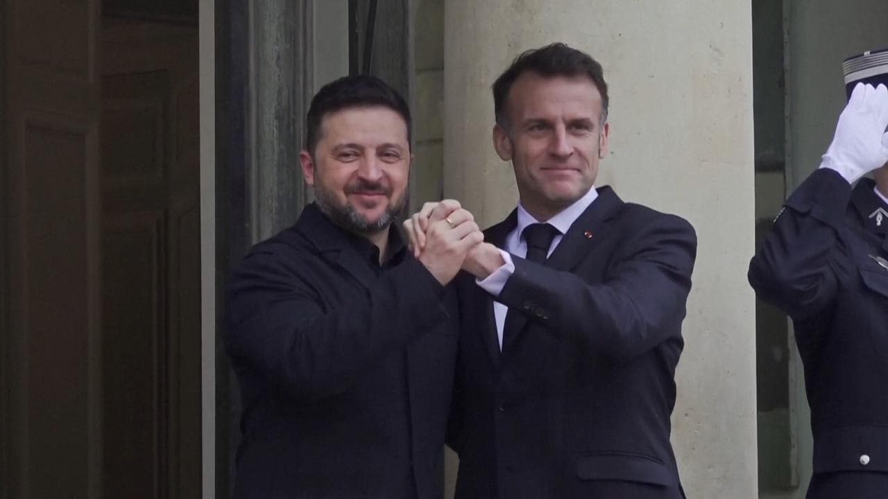 Parigi, Macron riceve Zelensky: l'incontro all'Eliseo
