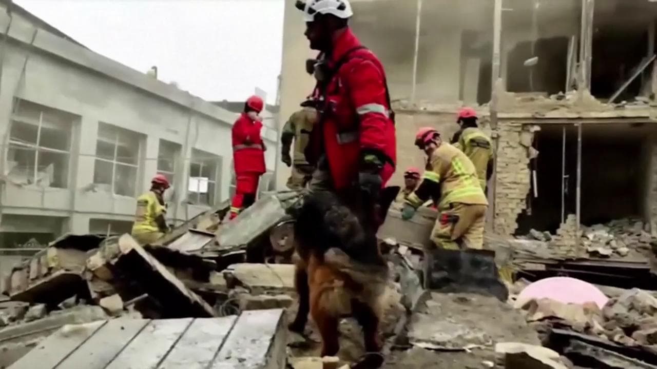 Teheran, colpito un condominio: i soccorritori con i cani cercano i sopravvissuti sotto le macerie
