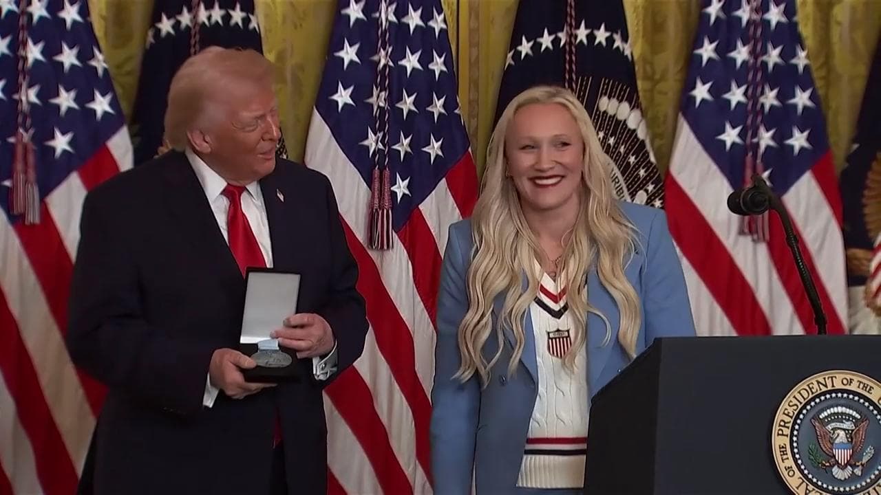 Fuori le atlete transgender dalle Olimpiadi 2028, Trump firma: "Amo le donne belle"