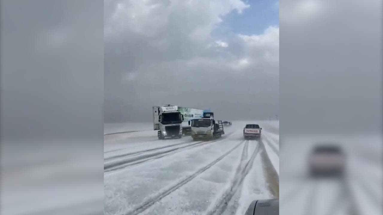 Arabia Saudita: neve e grandine da record, il deserto di Taif diventa di ghiaccio