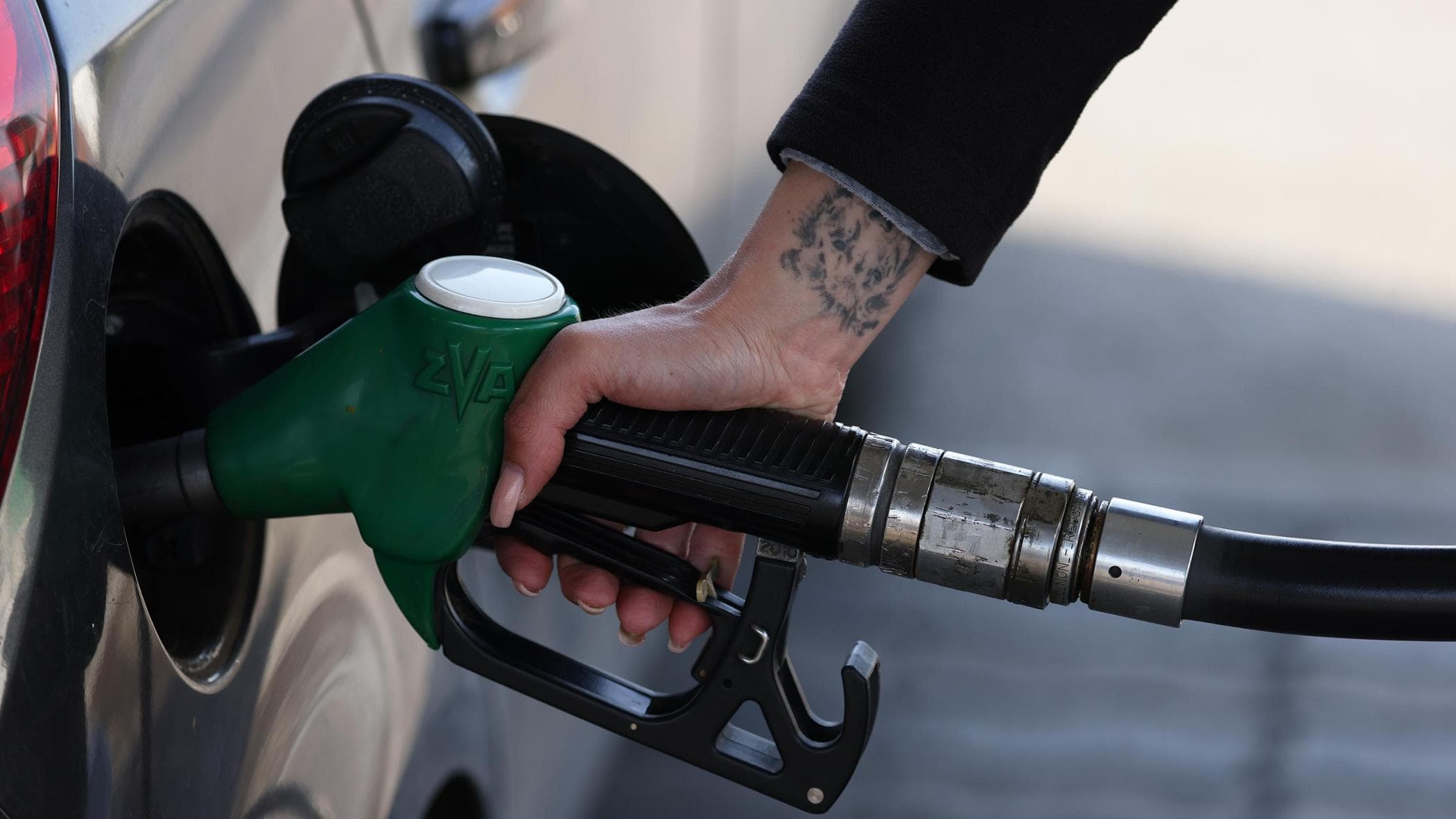 Allarme benzina, aiuti a fine mese. Lega in pressing: bloccare il prezzo