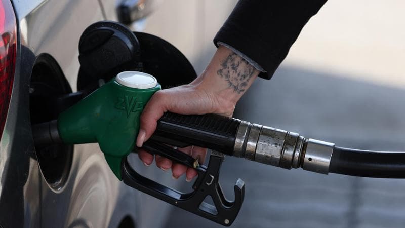 Allarme benzina, aiuti a fine mese. Lega in pressing: bloccare il prezzo