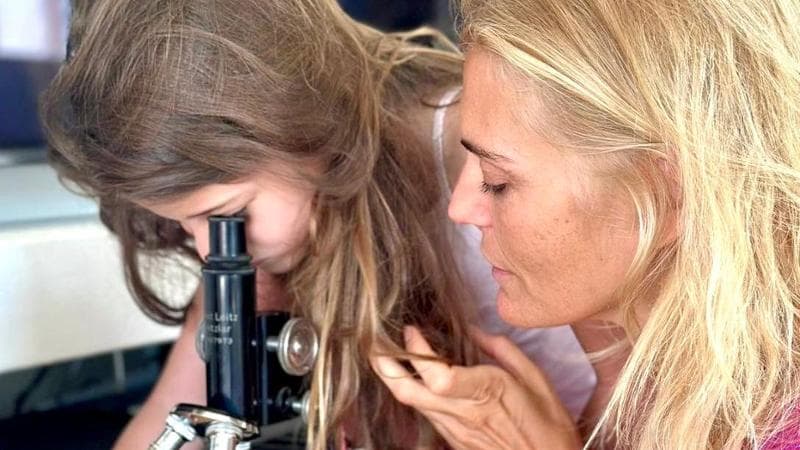 Claudia Zanella: “La mia vita con Penelope, figlia geniale e mai stanca, ha 10 anni e recita Platone”
