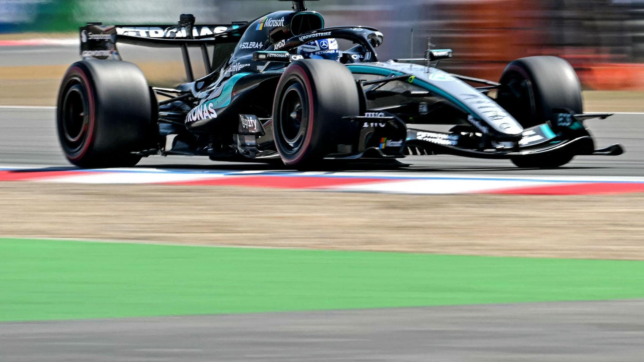 F1, sprint race a Shanghai: vince Russell su Mercedes. Secondo e terzo posto per le Ferrari