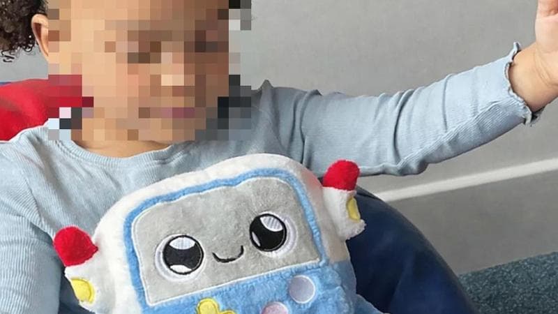 Una bambina che gioca con Gabbo