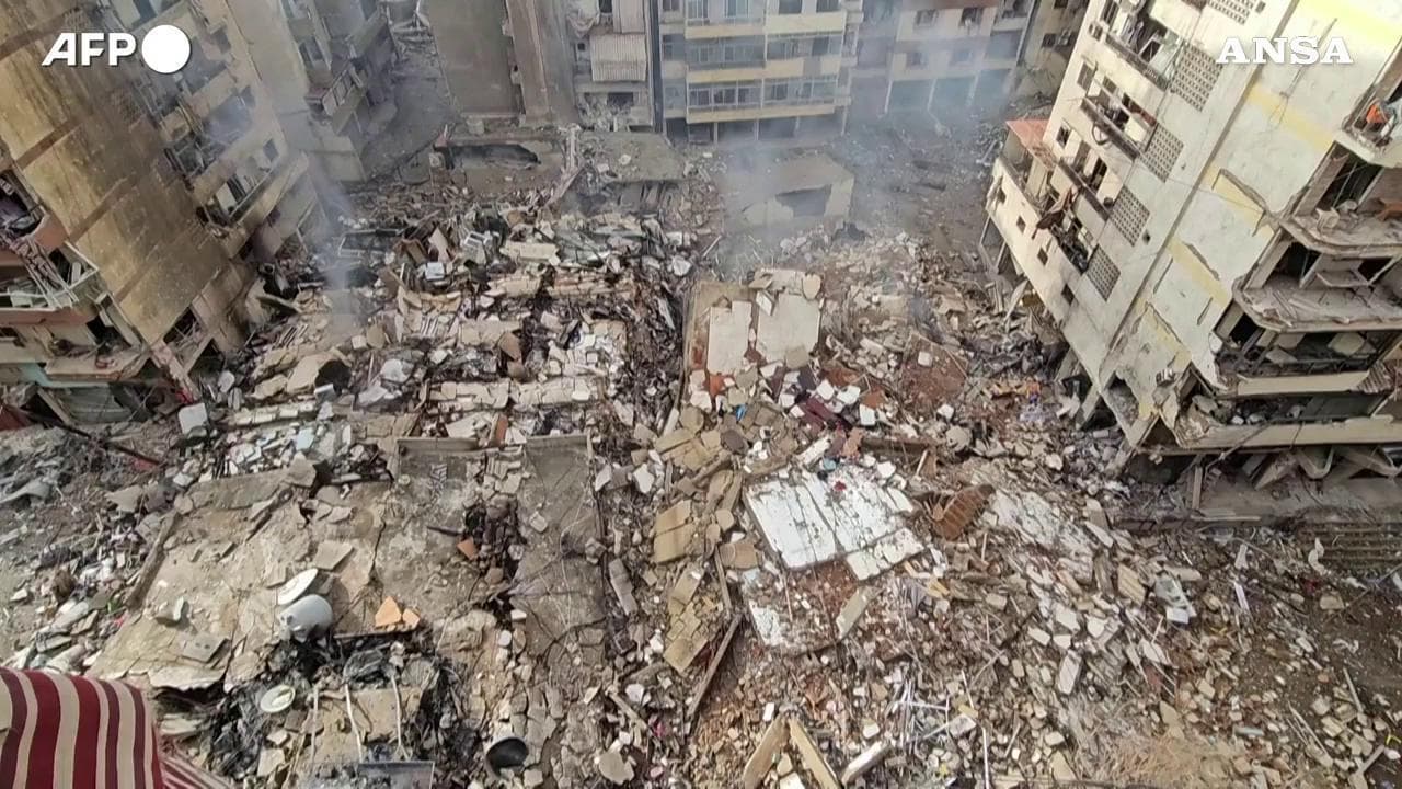 Beirut sotto le macerie: nuovi raid israeliani colpiscono la capitale libanese - le immagini