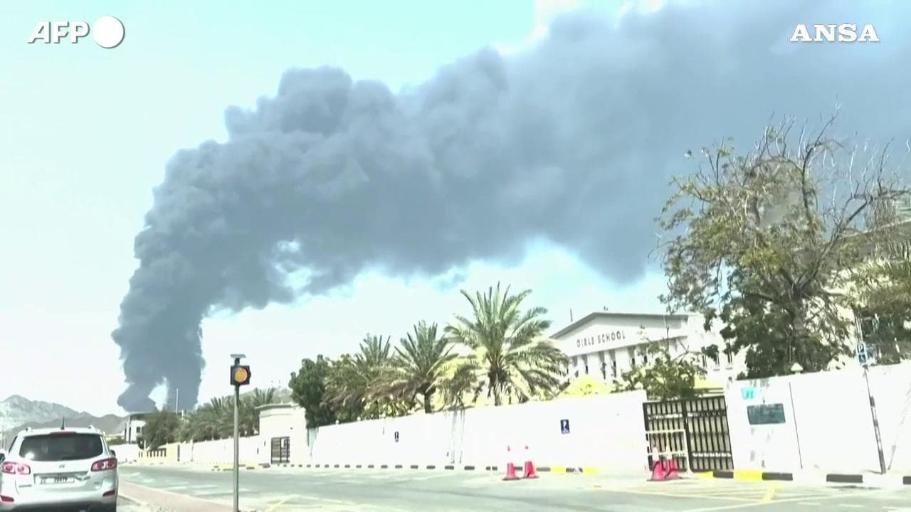 Eau, nuovo allarme al porto di Fujairah: colonna di fumo sopra il terminal petrolifero