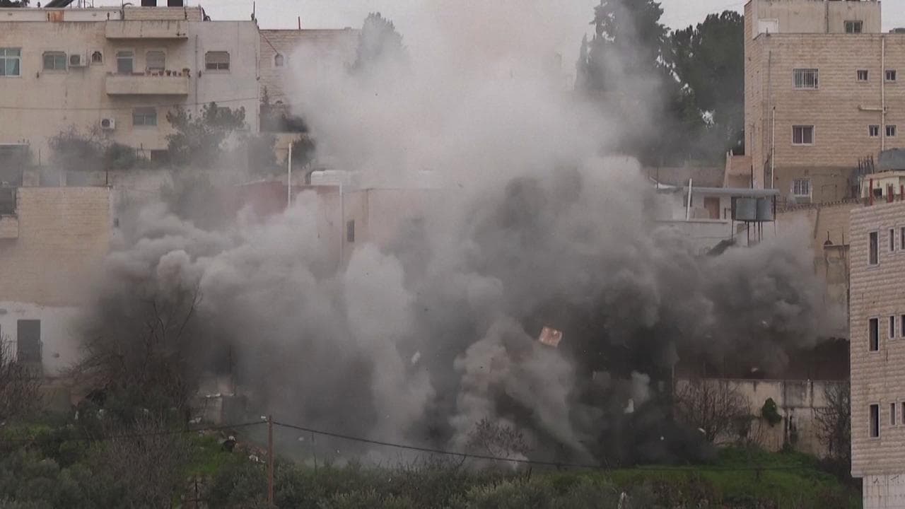 Hebron, l'esercito israeliano abbatte la casa della famiglia di un presunto attentatore
