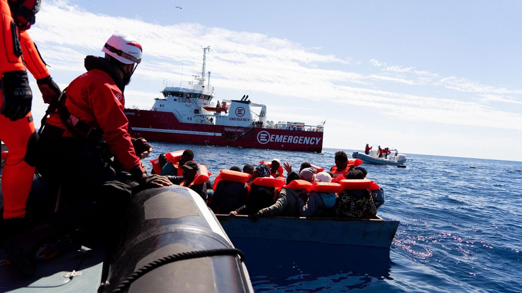 Denizde kurtarma, Acil Durum gemisi Libya açıklarındaki sularda bulunan 57 kişiyi kurtardı