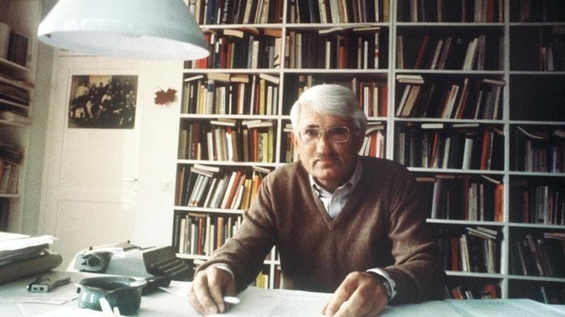 J&uuml;rgen Habermas fotografato nel 1981 nella sua casa di&nbsp;Starnberg
