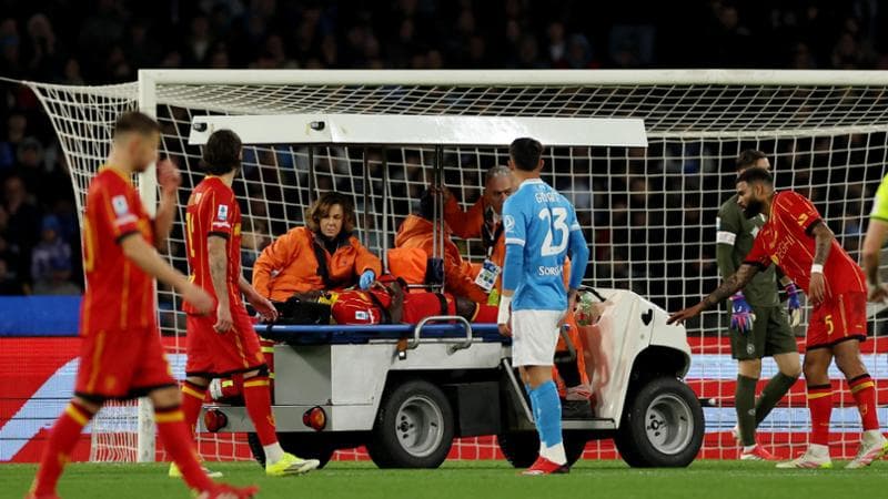 Malore in campo per Banda del Lecce durante la gara con il Napoli