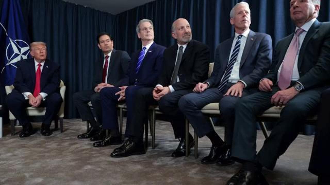 Trump regala scarpe ai membri del suo governo: "Li voglio impeccabili ed eleganti"