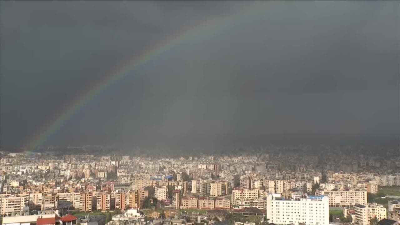 L'arcobaleno dopo le bombe: un'iride nel cielo di Beirut sopra le colonne di fumo