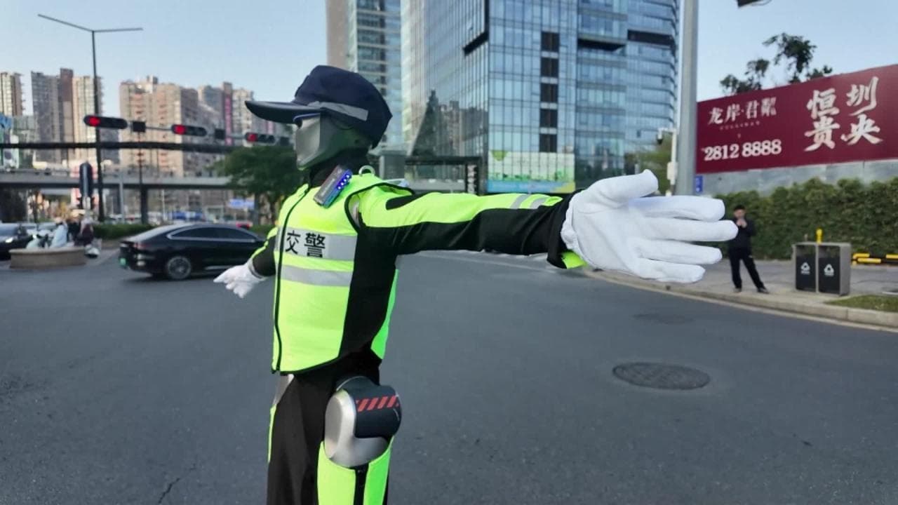 A dirigere il traffico è un robot: a Shenzhen debutta in strada il poliziotto androide