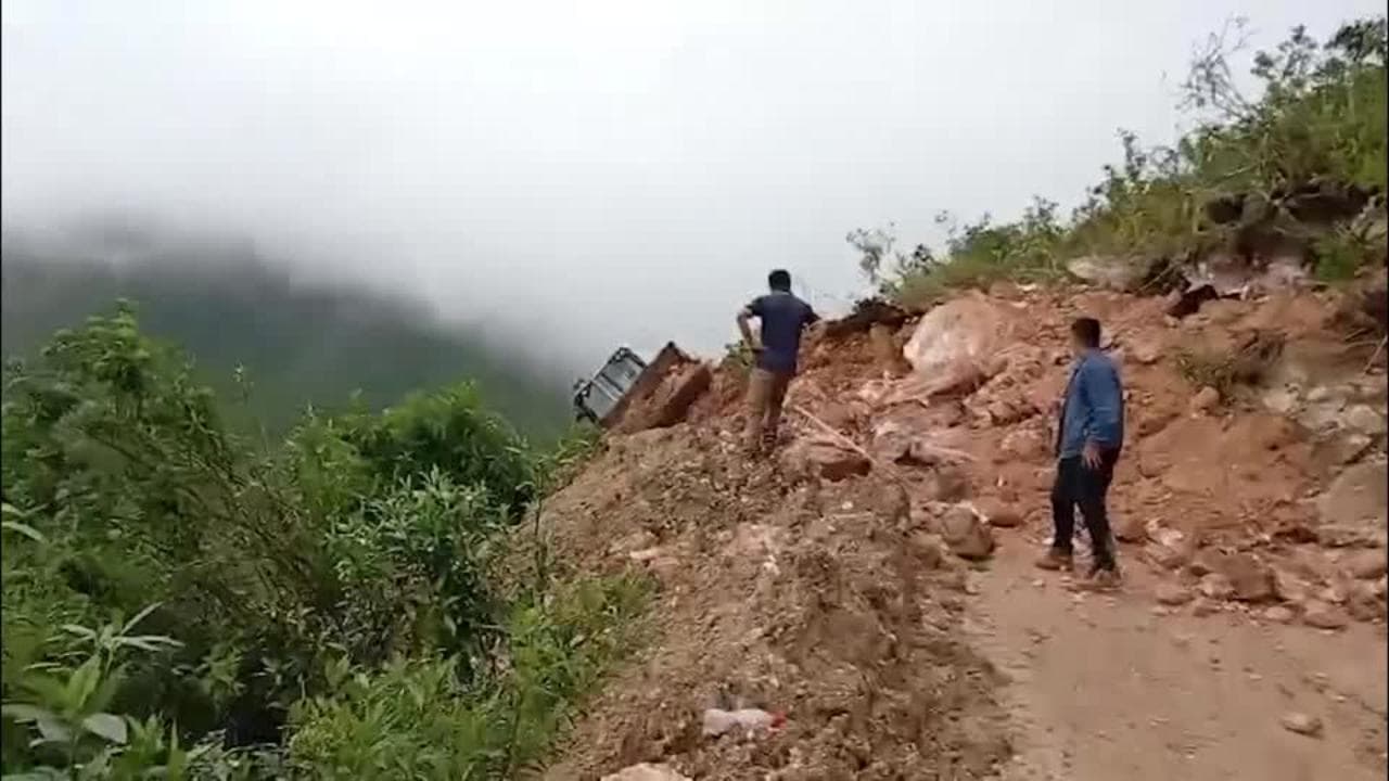 Salvi per un soffio, in Perù due operai scampano ad una frana che travolge il bulldozer