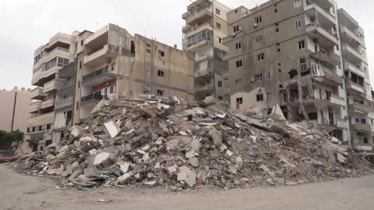 La distruzione dopo i bombardamenti israeliani: tra le macerie di Tiro nel sud del Libano