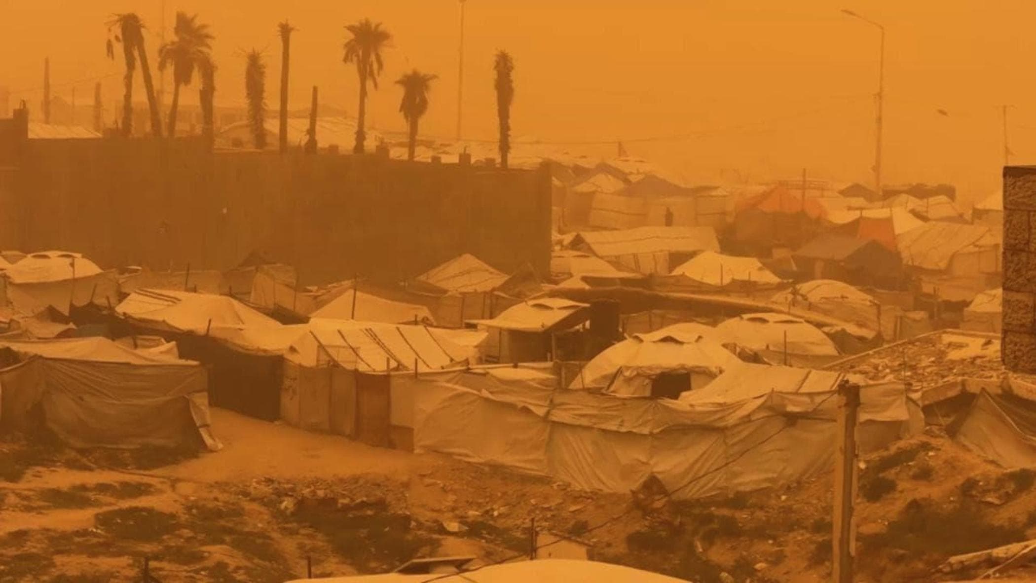 Gazze'de ayrıca Han Yiunis vilayetindeki yerinden edilmiş insanların çadırlarında kum fırtınası oluştu